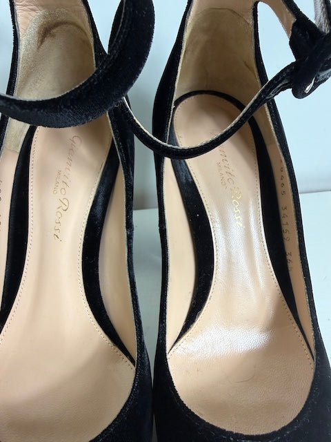 Gianvito Rossi heels size 36.5 smaller fitting