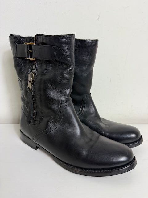 Burberry boots size 38 larger fitting
